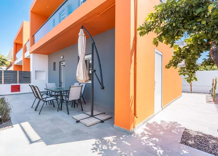 Apartment Evan Rhodes *