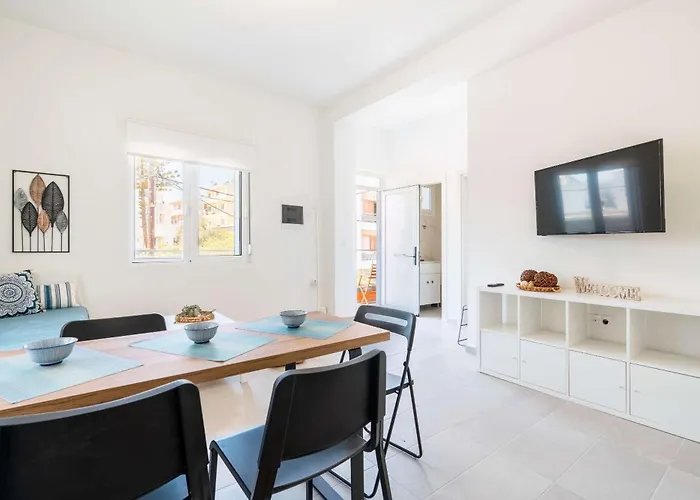 Apartment Evan Rhodes