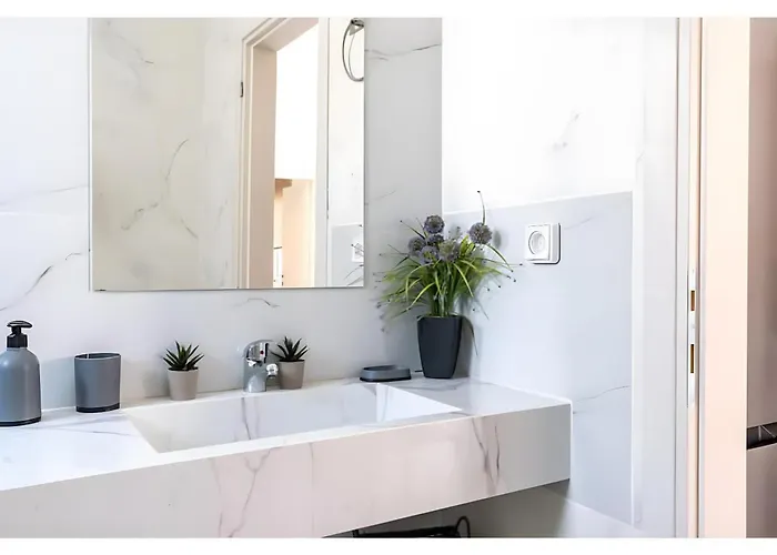 Apartment Evan Rhodes *